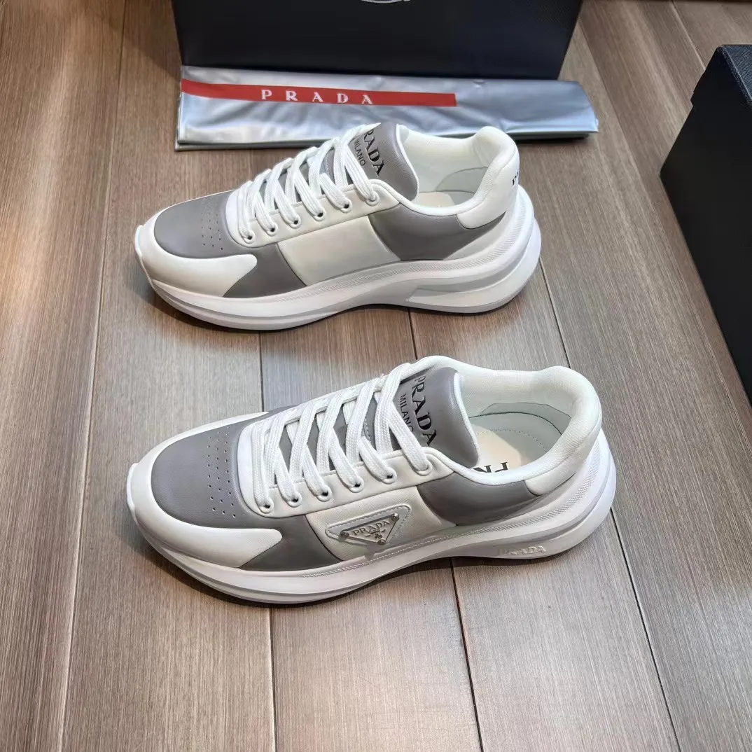 P440 Prad* men's new soft leather casual sneakers. This sneaker is made of Napa cowhide. The leather is soft and fine, with a natural texture, which improves breathability. The outer side is coated with an enamel metal triangle logo to embellish the shoe body. The tongue and heel are decorated with brand letter logo details. Ultra-lightweight 6cm concave and convex rubber thick sole with PRADA letter logo on the side and cowhide lining. It feels comfortable on the foot and is exquisite and versatile!